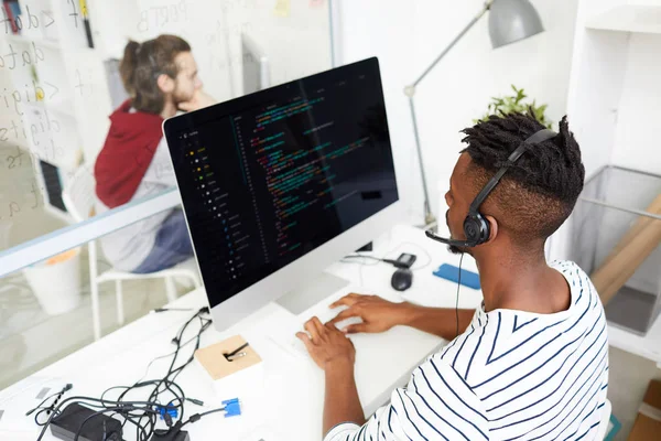 Ingeniero Afroamericano Ocupado Serio Manos Libres Resolviendo Problema Forma Remota — Foto de Stock