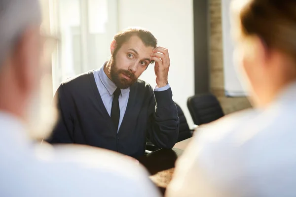 Pensive Ung Man Röra Vid Hans Huvud Medan Tittar Arbetsgivarna — Stockfoto