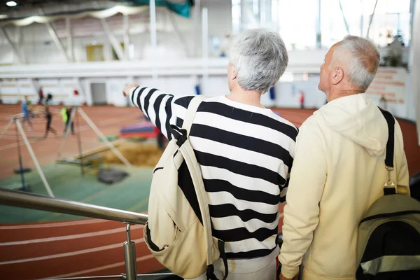 Aktiva Senior Män Pekar Spelplan Medan Båda Standin Gon Trappa — Stockfoto