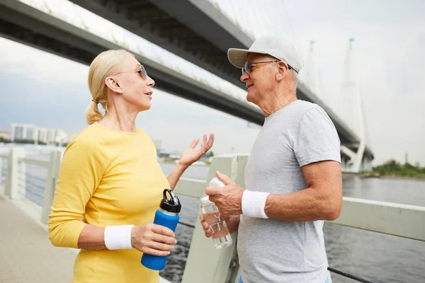 Amistoso Hombre Mujer Mayores Teniendo Charla Durante Refresco Entre Entrenamientos — Foto de Stock