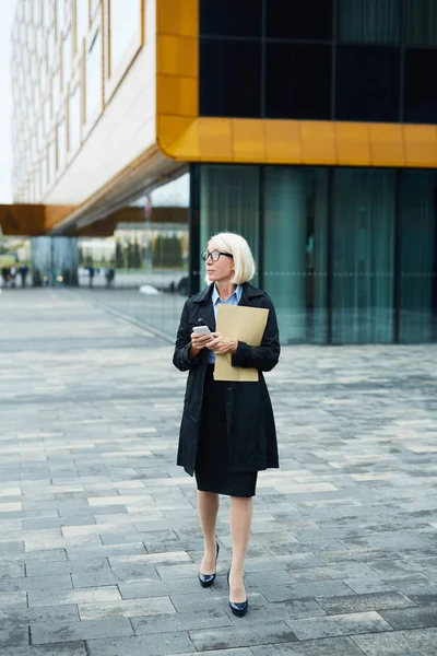 Dojrzały Elegancki Biznesmen Czarnym Płaszczu Przesuwając Trottoire Środowisku Miejskim — Zdjęcie stockowe