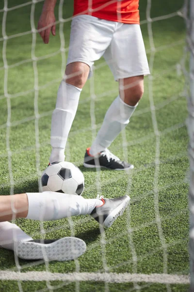 Spelarna Som Sparkar Fotboll Gates Medan Målvakten Försöker Fånga Den — Stockfoto