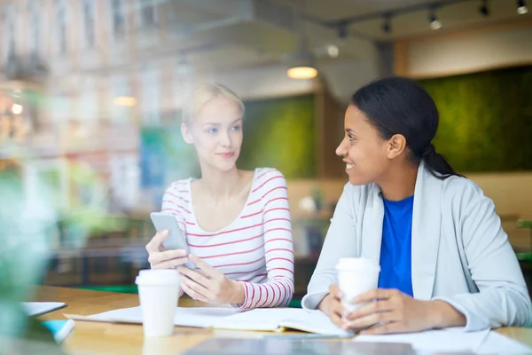 Två Interkulturella Flickor Casualwear Söka Efter Plats Att Efter Jobbet — Stockfoto