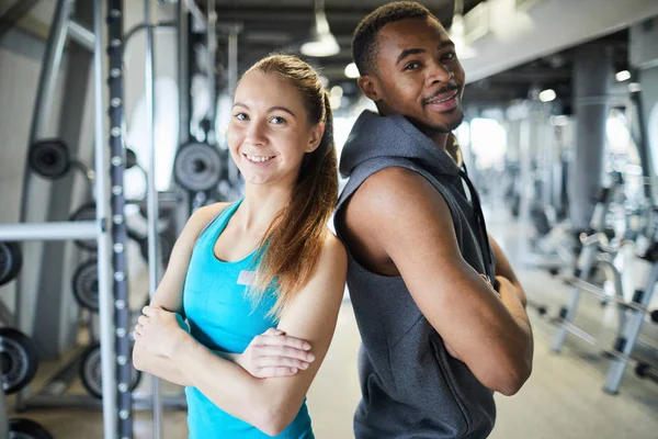 Interkulturelle Sportlerin Und Sportlerin Mit Verschränkten Armen Die Rücken Rücken — Stockfoto