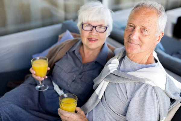 Retrato Alto Ángulo Pareja Ancianos Moderna Abrazando Sosteniendo Vasos Con —  Fotos de Stock