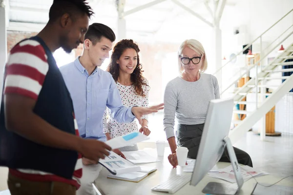 Grupp Affärsfolk Som Står Nära Bordet Och Tittar Datormonitor Kontoret — Stockfoto