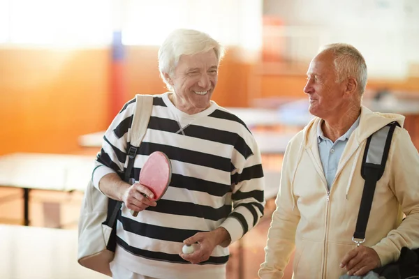 Twee Oude Gelukkige Tennisspelers Met Rugzakken Bespreken Nieuwsgierige Momenten Van — Stockfoto