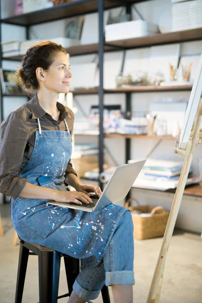 Jovem Mulher Com Laptop Sentado Estúdio Artes Recebendo Inspiração Rede — Fotografia de Stock