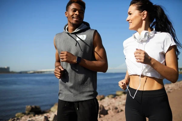 Positivo Animado Jovem Multi Étnico Casal Sportswear Atropelamento Praia Juntos — Fotografia de Stock