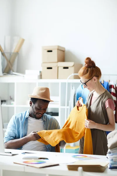 Vrouwelijke Ontwerper Toont Stijlvolle Trui Aan Haar Collega Hij Evalueert — Stockfoto