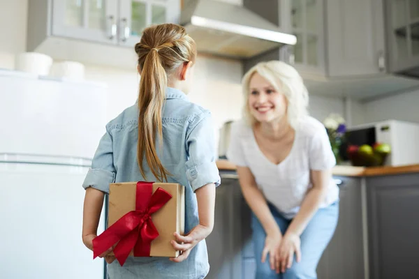 Liten Flicka Beredd Överraskning För Sin Mamma Mamma Dag Och — Stockfoto