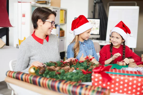 Süße Kleine Geschwister Weihnachtsmützen Und Ihre Mutter Bastelt Geschenke Und — Stockfoto