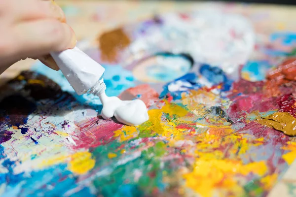 Artist Painter Putting White Gouache Paint Palette Mix Other Colors — Stock Photo, Image