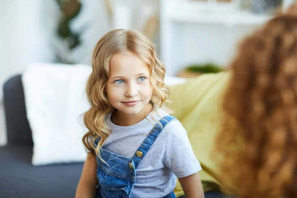 Blondes Kleines Mädchen Freizeitkleidung Sitzt Hause Auf Dem Sofa Und — Stockfoto