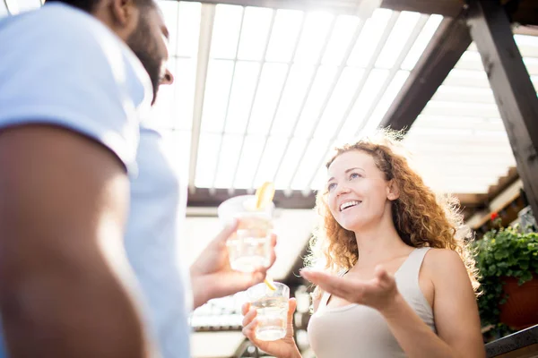 Retrato Ângulo Baixo Bela Mulher Moderna Sorrindo Feliz Enquanto Conversa — Fotografia de Stock