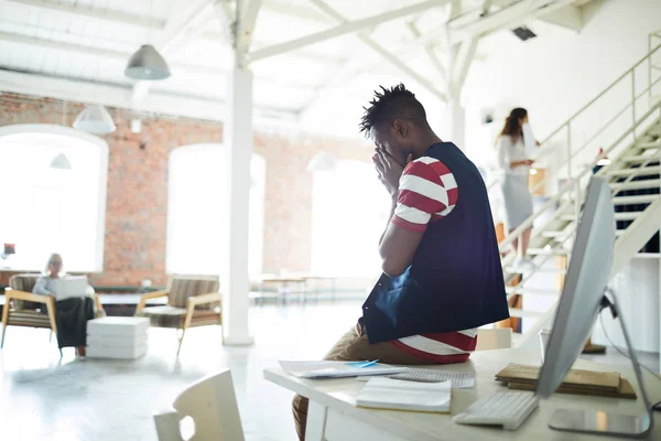 Jeune Homme Affaires Fatigué Assis Sur Son Bureau Milieu Journée — Photo