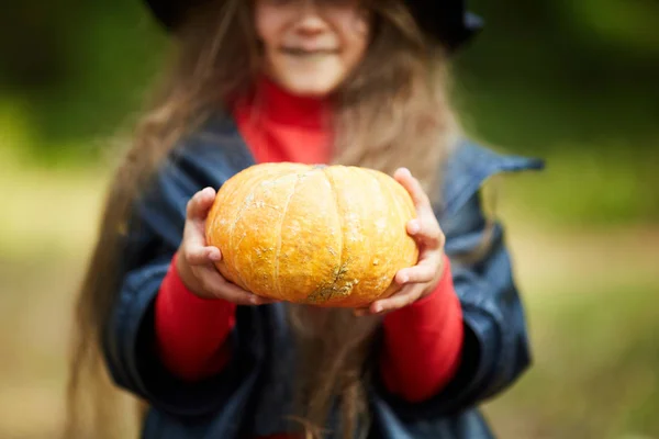 Dojrzała Dynia Pomarańczowa Rękach Małej Dziewczynki Halloween Strój Stojący Zewnątrz — Zdjęcie stockowe