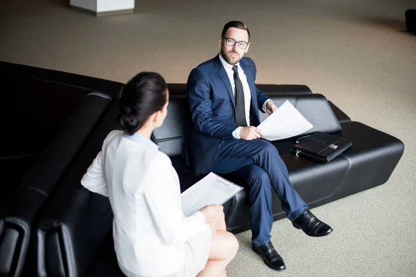 Vista Trasera Señora Sentada Frente Joven Guapo Hombre Traje Negocios — Foto de Stock