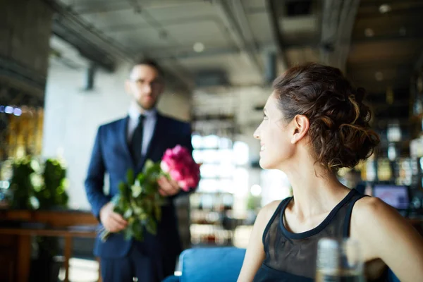 Joven Morena Sentada Restaurante Mirando Novio Llevando Ramo Rosas — Foto de Stock