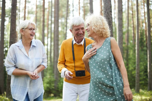 Two Laughing Mature Women Man Having Talk While Chilling Out — Stock Photo, Image