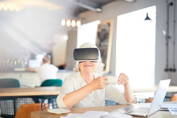 Menina Sênior Feliz Com Xícara Chá Assistindo Vídeo Virtual Óculos — Fotografia de Stock