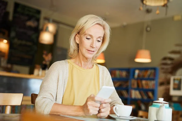 Mulher Móvel Loira Sentada Café Lendo Sms Mensagens Texto Smartphone — Fotografia de Stock