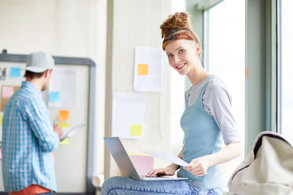 Glad Säker Hipster Student Tjej Med Kort Lugg Och Dreads — Stockfoto