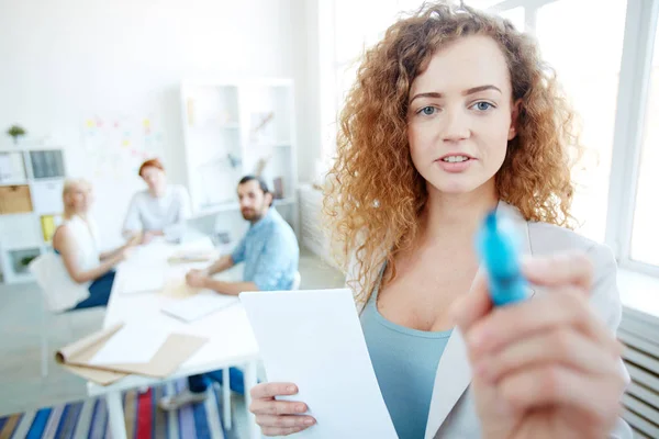 Positiv Självsäker Vacker Kvinnlig Affärs Tränare Med Lockigt Hår Ritning — Stockfoto