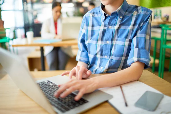 Mujer Joven Escribiendo Teclado Portátil Mientras Navega Red Looknig Para —  Fotos de Stock