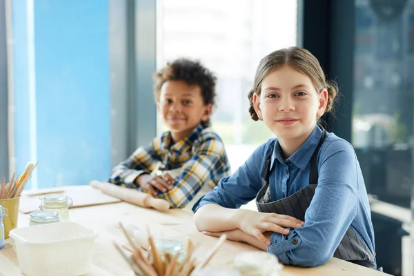 Zwei Junge Fleißige Interkulturelle Schüler Sitzen Schreibtisch Bastelatelier Und Blicken — Stockfoto