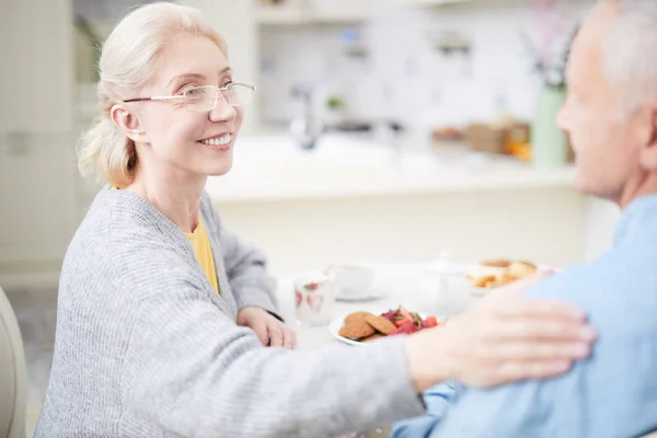 Sonriendo Esposa Bastante Mayor Somforting Marido Por Mesa Servida Durante — Foto de Stock