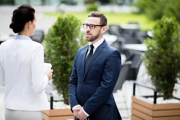 Vista Posterior Señora Con Taza Plástico Hablando Joven Guapo Éxito — Foto de Stock