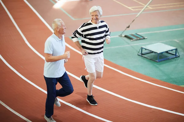 Dois Homens Amigáveis Activewear Correndo Pistas Esporte Estádio Moderno Conversando — Fotografia de Stock