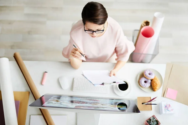 Young Confident Accountant Financier Document Sitting Desk Front Computer Monitor — Stock Photo, Image