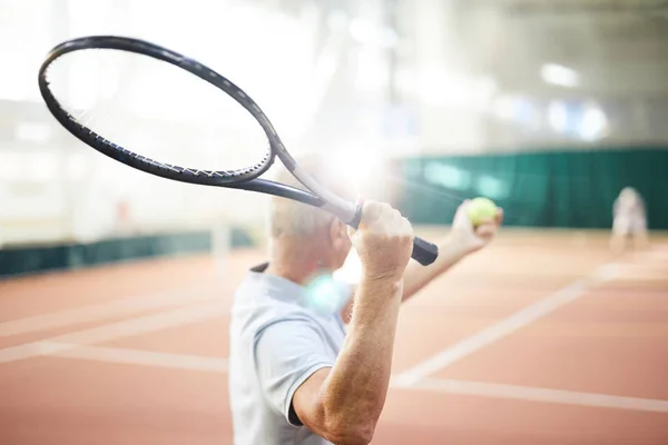 Ρακέτα Του Τένις Στην Κατοχή Από Ώριμο Επαγγελματία Παίκτη Χτυπήσει — Φωτογραφία Αρχείου