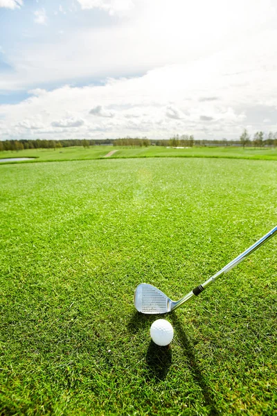 Golfový Klub Míč Zeleném Poli Při Hře Přírodním Prostředí — Stock fotografie