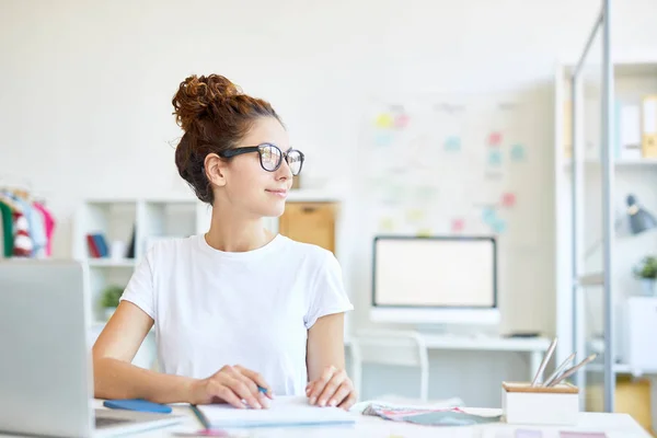 Junge Seriöse Büroangestellte Sitzt Schreibtisch Arbeitet Und Schaut Durch Das — Stockfoto