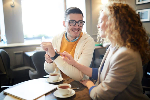 Genç Sıradan Bir Adam Kafeteryada Bir Fincan Çay Eşliğinde Arkadaşına — Stok fotoğraf