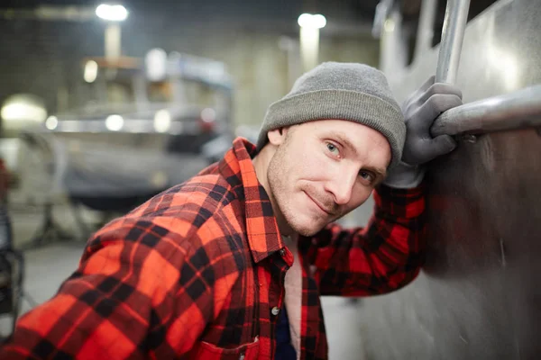 Giovane Ingegnere Abbigliamento Lavoro Che Guarda Mentre Sei Piedi Accanto — Foto Stock