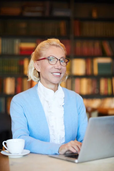 Dojrzałe Blonde Kobieta Smart Casual Patrząc Kamery Podczas Sieci Przez — Zdjęcie stockowe