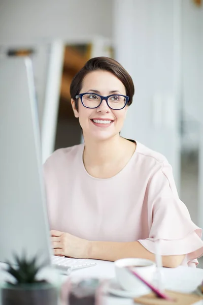 Jovem Gerente Alegre Com Sorriso Dente Sentado Mesa Frente Monitor — Fotografia de Stock