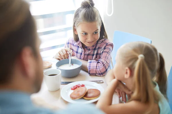 Una Las Chicas Lindas Diciendo Algo Hermana Mientras Come Muesli — Foto de Stock