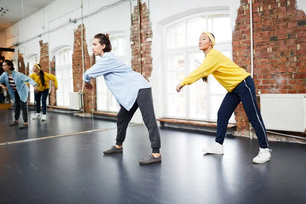 Samtida Flickor Fritidskläder Öva Hip Hop Dans Medan Utbildning Studio — Stockfoto