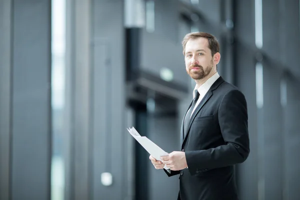 Junger Bärtiger Geschäftsmann Anzug Der Vor Der Kamera Steht Und — Stockfoto