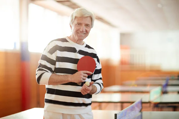 Šťastný Starší Hráč Ping Pong Přesnotě Když Vás Dívá Zatímco — Stock fotografie