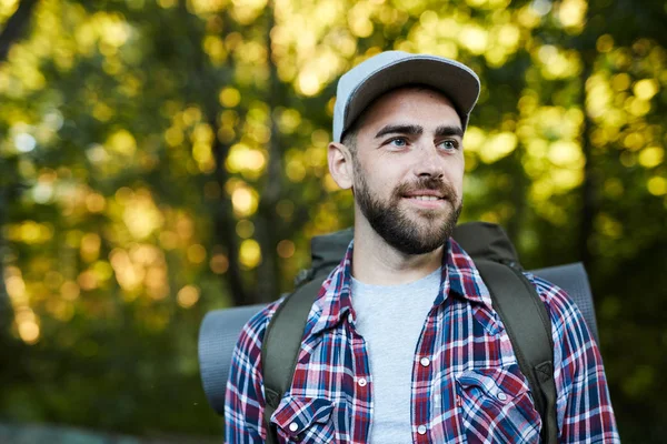 森の中でバックパックハイキングと若い陽気な男 — ストック写真