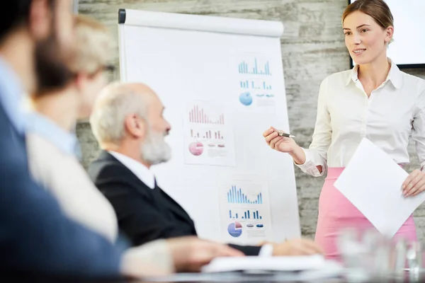 Ung Ekonom Smart Avslappnad Ställning Vid Whiteboard Och Prata Med — Stockfoto