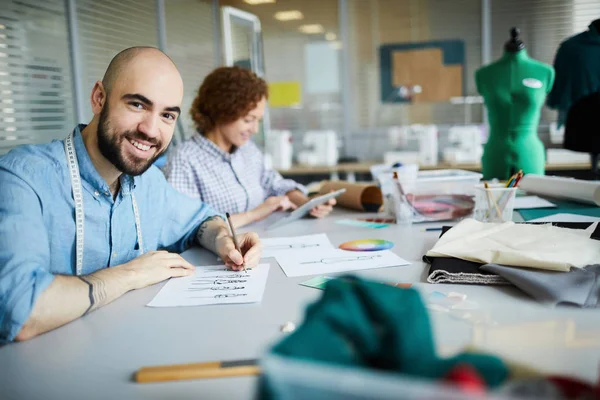 Gelukkig Jonge Ontwerper Zittend Bureau Schetsen Van Nieuwe Mode Modellen — Stockfoto