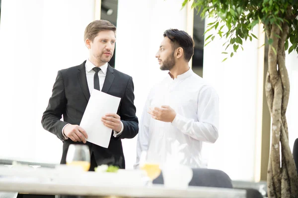 Dois Jovens Empresários Discutindo Momentos Negócios Perguntas Restaurante Moderno — Fotografia de Stock