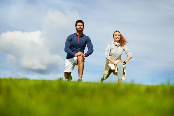 Sporty Young Couple Doing Exercise Legs Background Cloudy Sky Summer — Stock Photo, Image